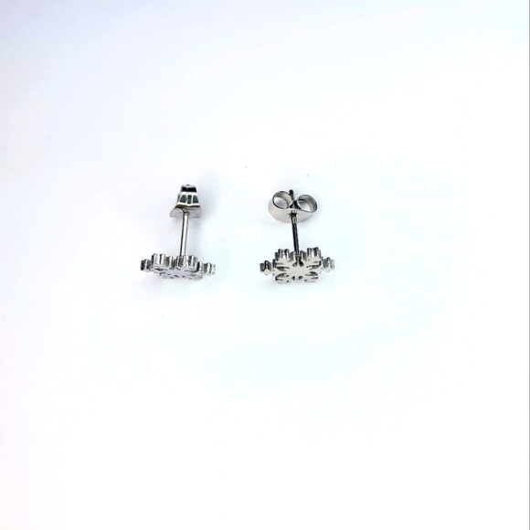 Set of cool snowflake silver stainless steel stud earrings. Hypoallergenic - Picture 3 of 3